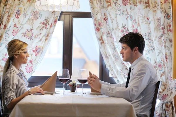 Молода пара вечеряє в ресторані — стокове фото