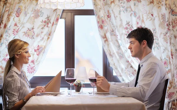 Fiatal pár egy étteremben vacsorázik — Stock Fotó