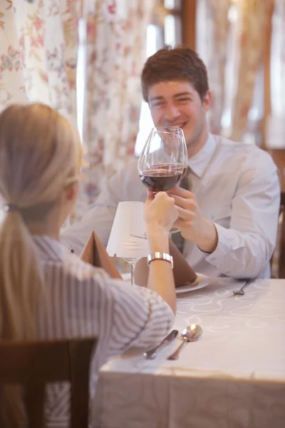 Jovem casal jantando em um restaurante — Fotografia de Stock