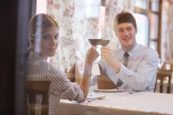 Ungt par att ha middag på en restaurang — Stockfoto