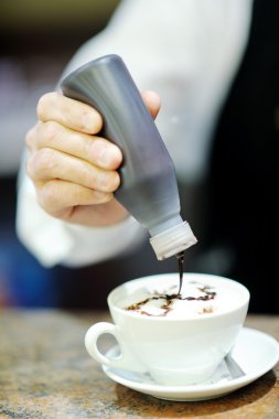 Barista cappuccino hazırlar