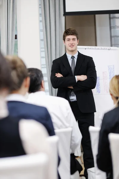 Jovem homem de negócios fazendo uma apresentação em conferência — Fotografia de Stock