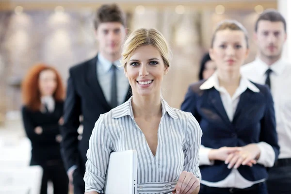 Obchodní žena stojící s její zaměstnanci na konferenci — Stock fotografie