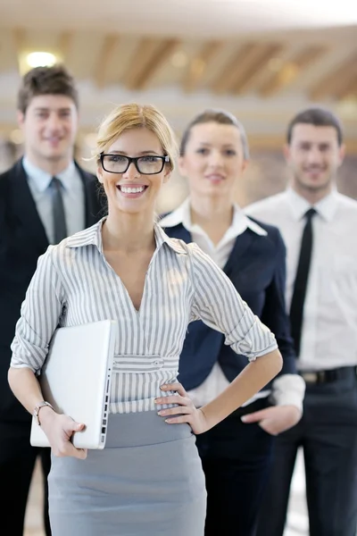 Geschäftsfrau steht mit ihren Mitarbeitern auf der Konferenz — Stockfoto