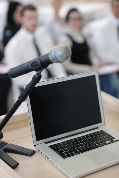 Laptop na konferencji mowy podium — Zdjęcie stockowe