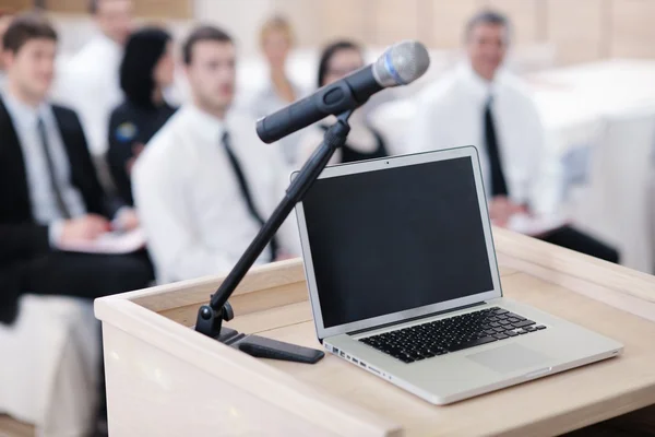 Konferans konuşma podyumun üstünde laptop — Stok fotoğraf