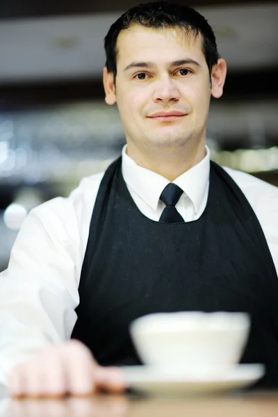 Barista przygotowuje cappuccino — Zdjęcie stockowe