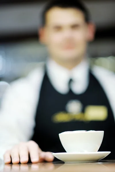 Barista bereitet Cappuccino zu — Stockfoto