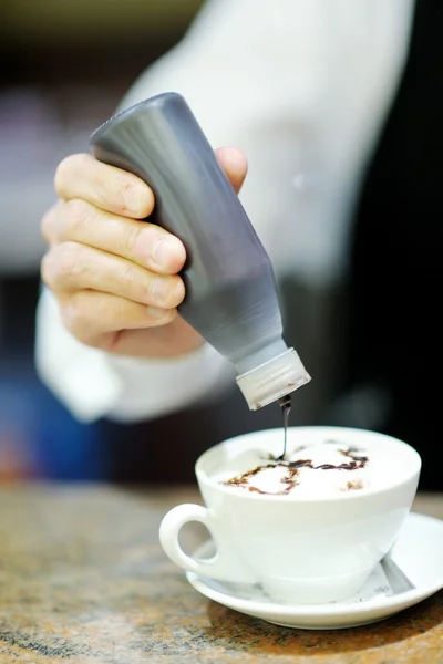 Barista prepares cappuccino — Stock Photo, Image