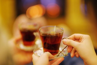 Genç romantik çift kanepe hom, şömine önünde rahat ol