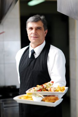 erkek aşçı gıda sunulması