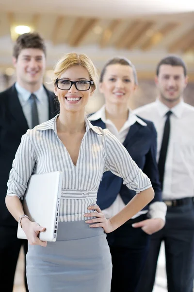 Geschäftsfrau steht mit ihren Mitarbeitern auf der Konferenz — Stockfoto