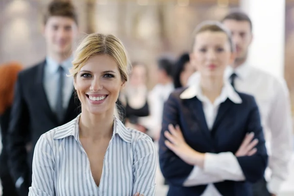 Affärskvinna som står med hennes personal på konferens — Stockfoto