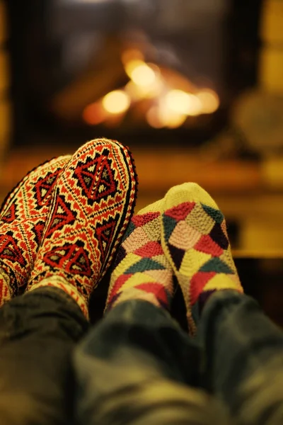 Młoda para romantyczny relaks na kanapie przed kominkiem w hom — Zdjęcie stockowe