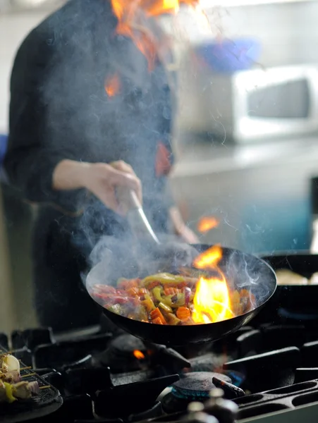 Chef-kok maaltijd bereiden — Stockfoto