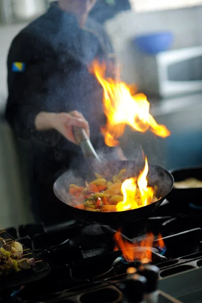 Chef-kok maaltijd bereiden — Stockfoto