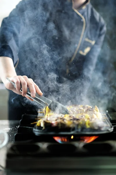 Chef preparando comida —  Fotos de Stock