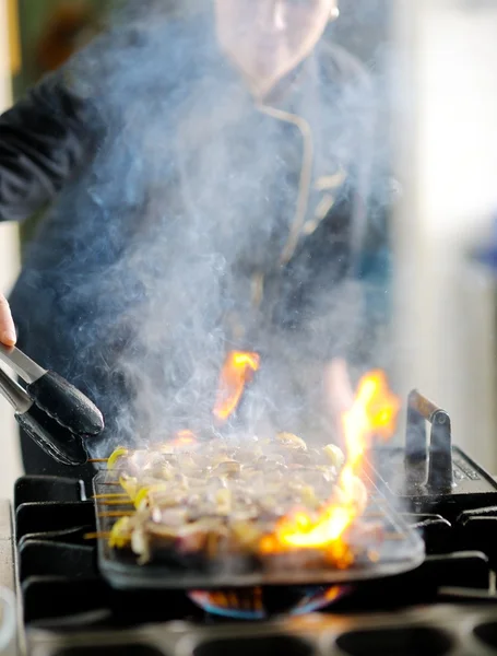 Chef preparando refeição — Fotografia de Stock