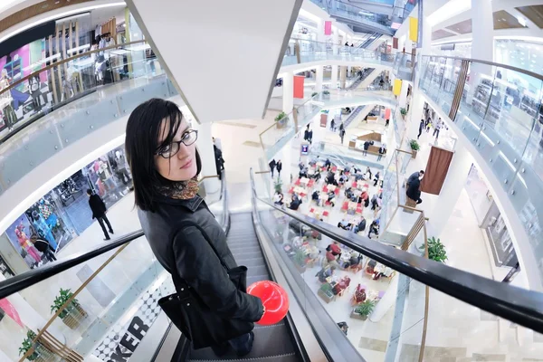 Femme heureuse faisant du shopping — Photo
