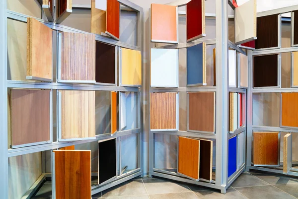 Amostras de painéis de madeira na loja — Fotografia de Stock
