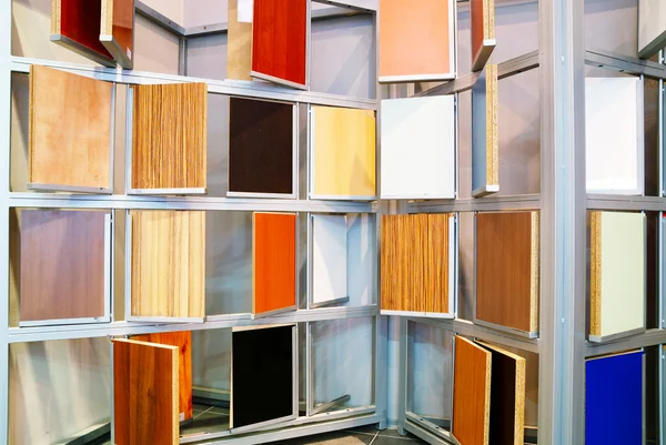 Amostras de painéis de madeira na loja — Fotografia de Stock