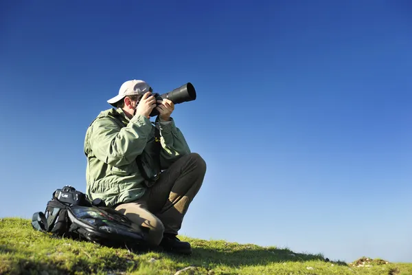 Naturfotograf med digitalkamera — Stockfoto