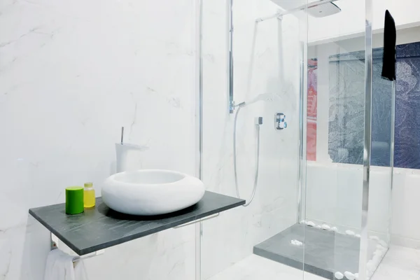 बाथ टबसह आधुनिक नवीन स्नानगृह इंटीरियर — स्टॉक फोटो, इमेज