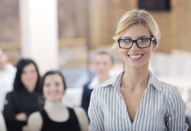 iş kadını ile onu personel toplantısında ayakta