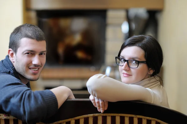 Jeune couple romantique assis et relaxant devant la cheminée à la maison — Photo