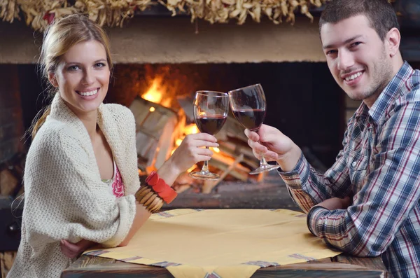 ロマンチックなカップルに座って、自宅で暖炉の前でリラックス — ストック写真