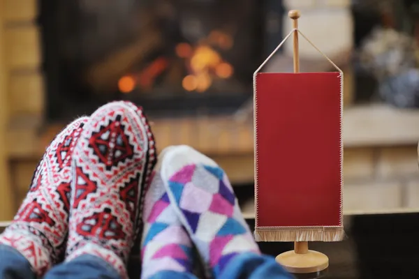 ロマンチックなカップルに座って、自宅で暖炉の前でリラックス — ストック写真