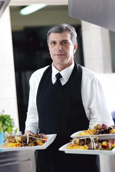 Koch bereitet Mahlzeit zu — Stockfoto