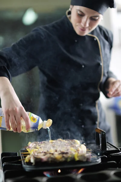 Koch bereitet Mahlzeit zu — Stockfoto