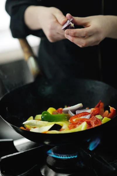 Szakács étel elkészítése — Stock Fotó
