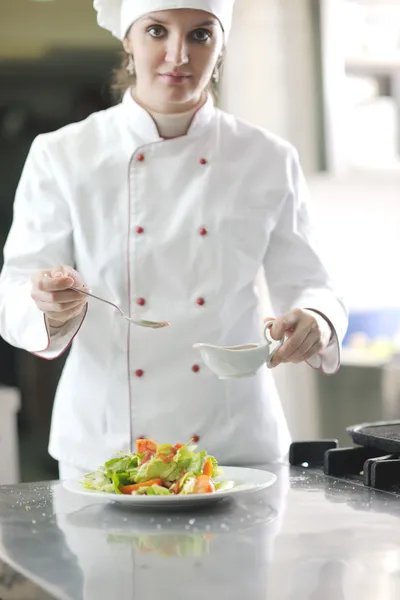 Chef menyiapkan makanan — Stok Foto