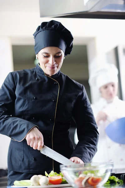 Koch bereitet Mahlzeit zu — Stockfoto