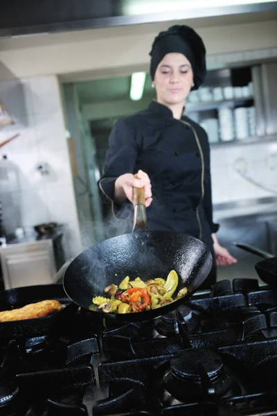 Chef menyiapkan makanan — Stok Foto