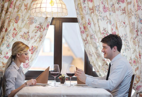 Jeune couple dînant dans un restaurant — Photo