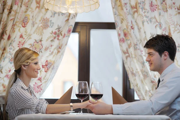 Giovane coppia a cena in un ristorante — Foto Stock