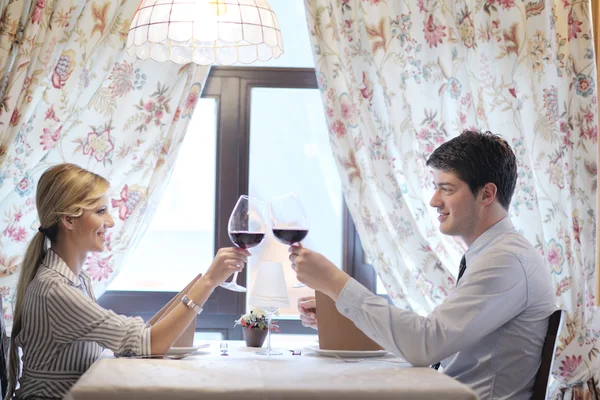 Junges Paar beim Abendessen im Restaurant — Stockfoto