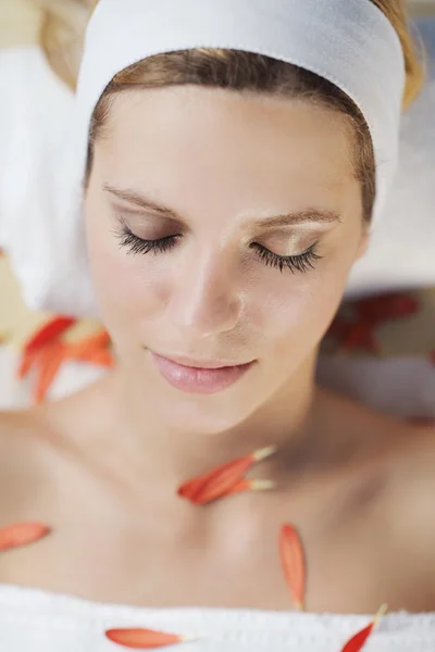 Mulher bonita no spa — Fotografia de Stock