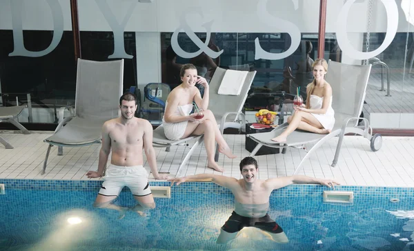 Молодая группа в бассейне спа — стоковое фото