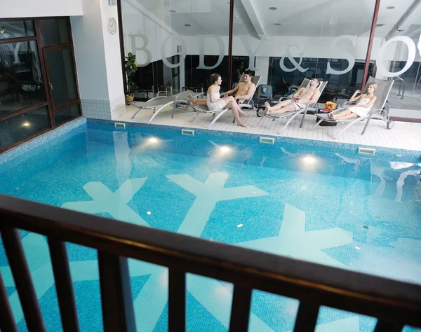 Grupo jovem na piscina spa — Fotografia de Stock