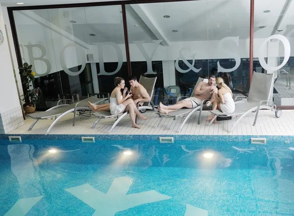 Grupa młodych w spa basen — Zdjęcie stockowe