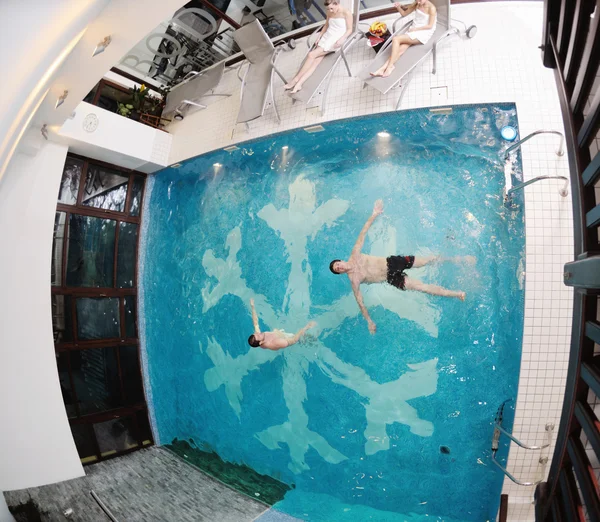 스파 수영장에서 젊은 그룹 — 스톡 사진