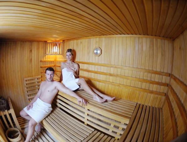 Szczęśliwa młoda para w saunie — Zdjęcie stockowe