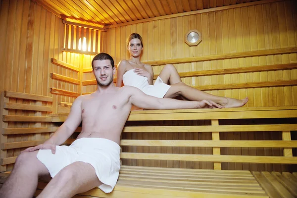 Jovem casal feliz na sauna — Fotografia de Stock