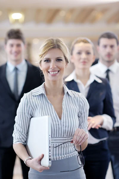 Obchodní žena stojící s její zaměstnanci na konferenci — Stock fotografie
