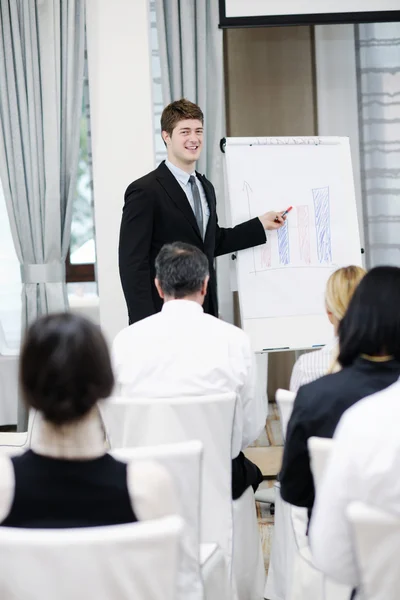 Ung affärsman att ge en presentation på konferensen — Stockfoto