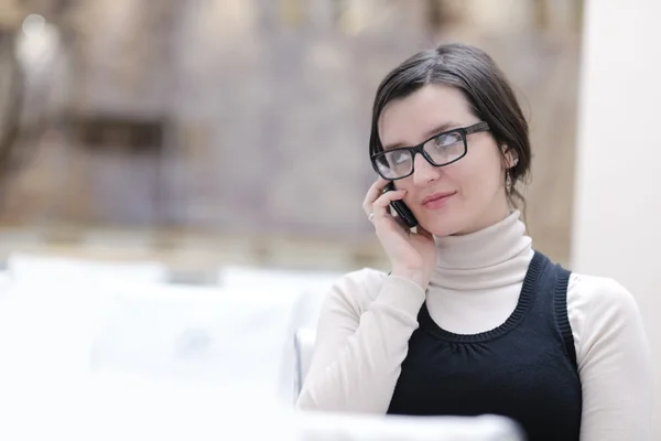 Fiatal nő beszél a telefonon — Stock Fotó
